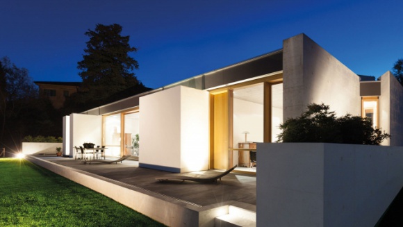 Przestrzeń w świetle – czym kierować się przy wyborze lamp zewnętrznych