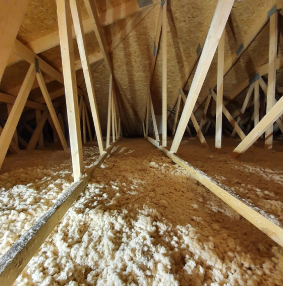 Konstrukcje dachowe: prefabrykowane wiązary i termoizolacja z włókien drzewnych